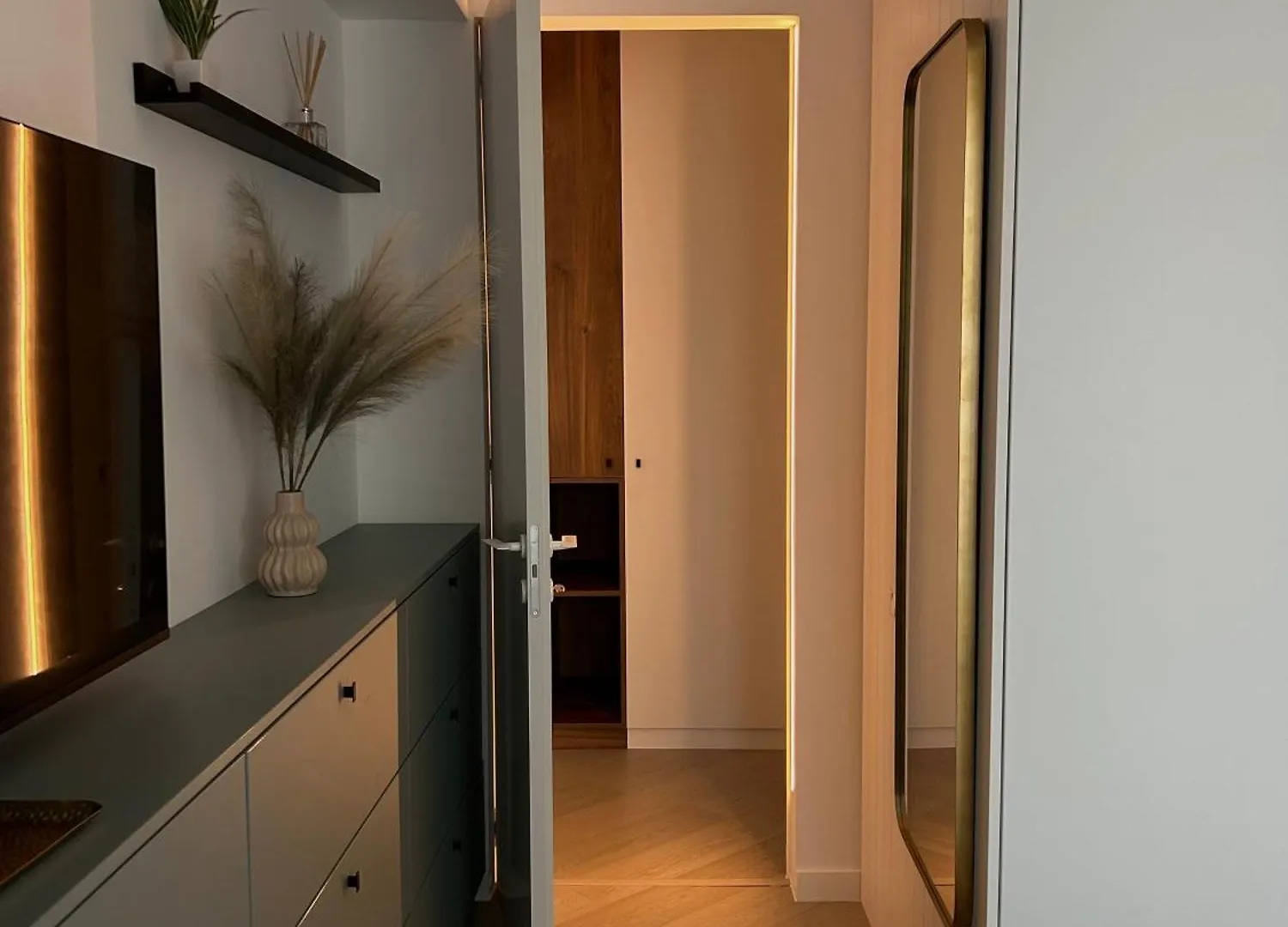 Exclusive Apartment With Private Parking & Balcony - 01 Bucharest